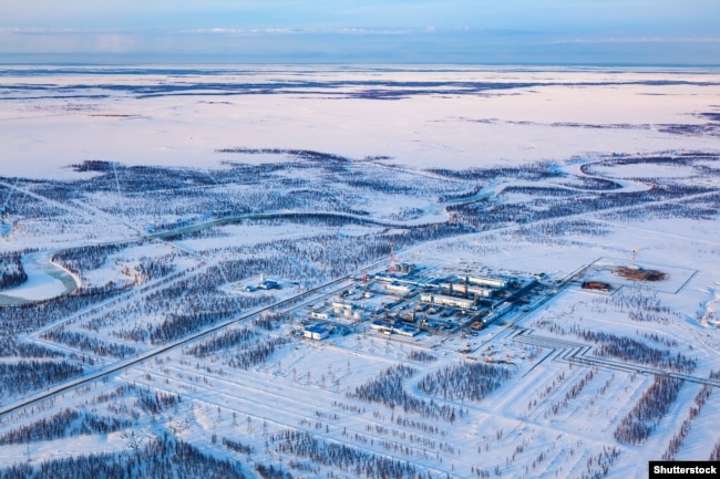 Станция перекачки нефти на нефтяном месторождении в тундре в Западной Сибири