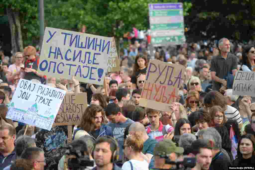 &quot;U tišini nasilje opstaje&quot;; &quot;Rulja žulja&quot; i &quot;Ovaj rijaliti još traje&quot; neki su od transparenata u Beogradu (17. jun 2023)