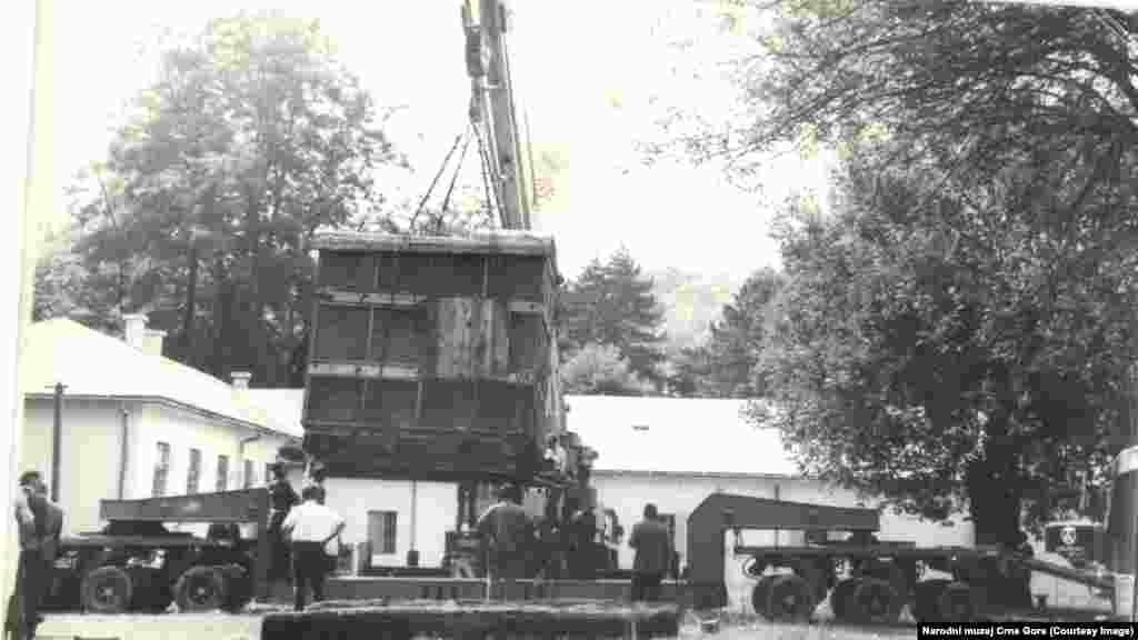 Iz Splita je na Cetinje septembra 1972. dopremljena skulptura teška 28 tona sa likom Petra II Petrovića Njegoša.&nbsp; Iz dvorišta Muzeja kralja Nikole na Cetinju, transportovana je na vrh Lovćena, pojasnio je za Radio Slobodna Evropa rukovodilac Istorijskog muzeja Filip Kuzman.