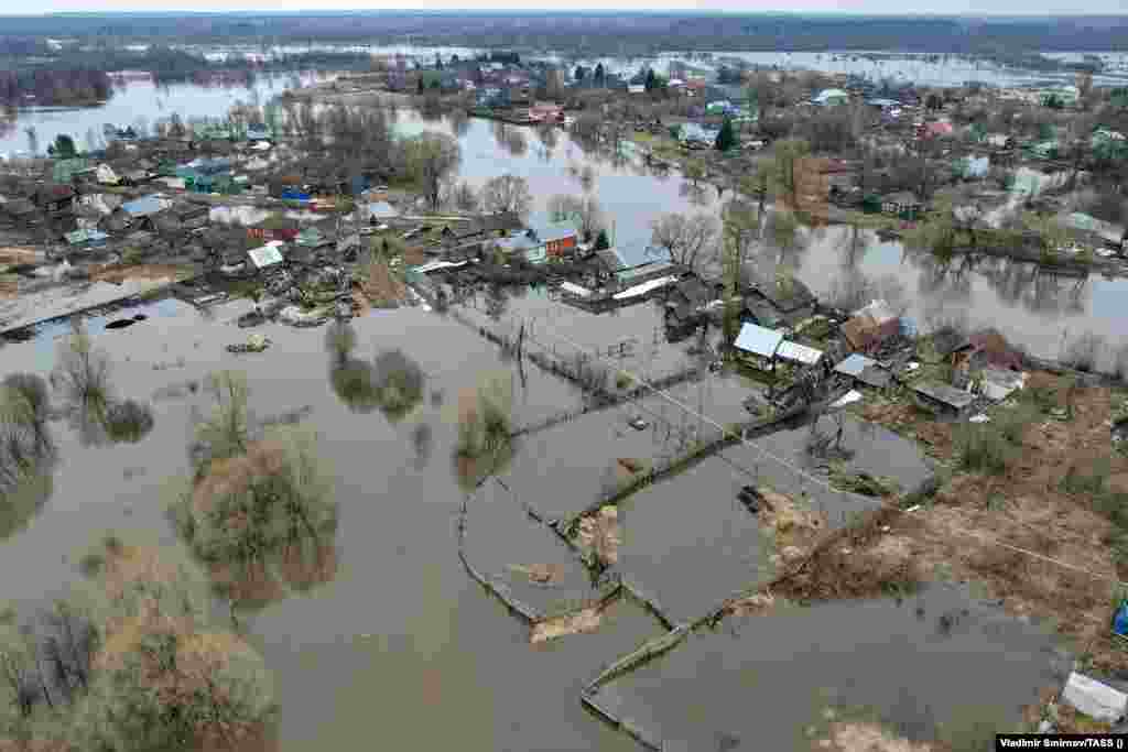 An aerial view reveals the inundation of the village of Kholuy by the swollen Teza River, situated some 280 kilometers northeast of Moscow. &nbsp;