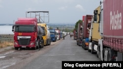 În sudul R. Moldova trec zilnic zeci de camioane cu marfă, care se îndreaptă spre granițele cu România și Ucraina.