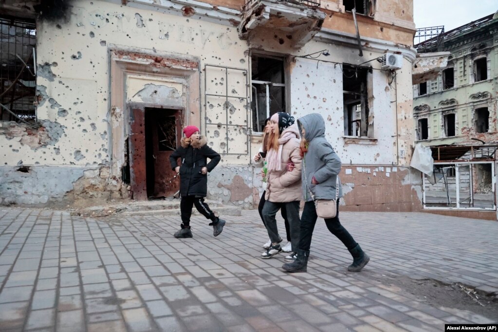 Pamje nga Mariupoli më 25 shkurt, 2023.&nbsp;Mijëra civilë u vranë gjatë rrethimit rus. Rusia pretendon se 3.000 civilë u vranë, ndërsa Kievi pretendon se ishin mbi 25.000 viktima.