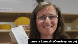 Laureta Lemezhi prodhon sapunë artizanalë. 