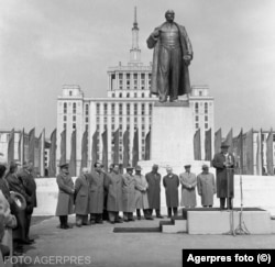 Inaugurarea statuii lui Vladimir Ilici Lenin în București în 1960 în prezența șefilor comuniști Gheorghe Gheorghiu Dej (primul dictator al republicii), Nicolae Ceaușescu (al doilea dictator din comunismul românesc și ultimul) etc. Lenin va fi dărâmat în 1990, cu macaralele.
