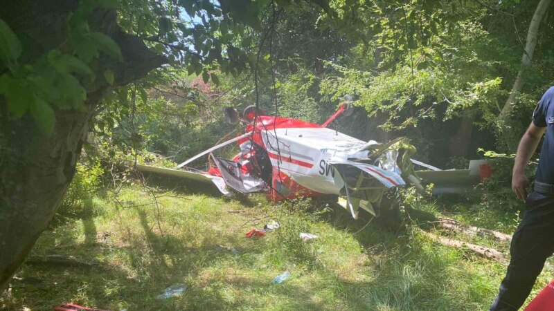Dvije osobe povrijeđene u padu malog aviona u Ulcinju