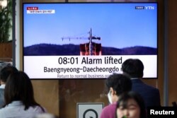 Ljudi gledaju televizijski izvještaj o Sjevernoj Koreji koja je ispalila, kako je saopštila, svemirski satelit prema jugu, 31. maja 2023. u Seulu, Južna Koreja.