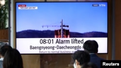Люди дивляться новини про Північну Корею, яка оголосила про запуск супутника, Сеул, Південна Корея, 31 травня 2023 року