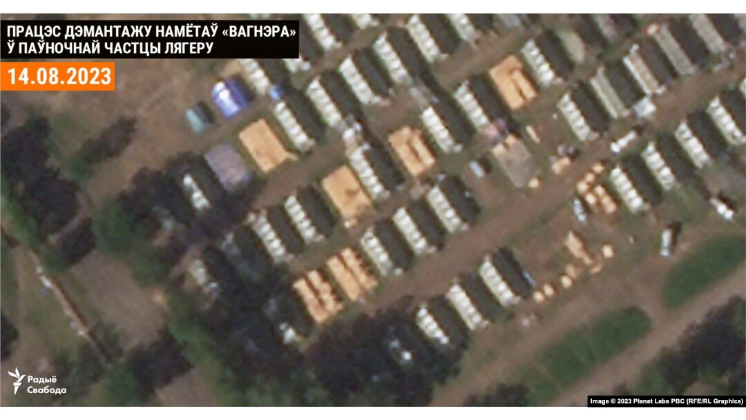 Процес демонтажу наметів у північній частині військової бази. Знімок від 14 серпня 2023 року