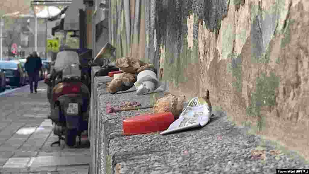 Postavka &ldquo;izložbe&rdquo; na zidiću se stalno menja, predmeti nestaju i pojavljuju se novi. &nbsp;