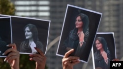 Gratë duke mbajtur në duar fotografinë e Mahsa Aminit gjatë një proteste në Arbil. Fotografi nga arkivi. 