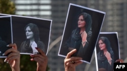پوسترهای مهسا امینی در اعتراضات پس از مرگ او
