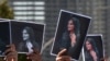 Protestuesit mbajnë në dorë fotografi të Mahsa Aminit gjatë një proteste pas vdekjes së saj në paraburgim në Iran, shtator 2022.