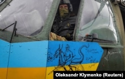 Малюнок і слова Тараса Шевченка «Борітеся – поборете! Вам Бог помагає!» на українському військовому гелікоптері на Донеччині, 8 квітня 2023 року