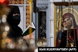 در روسیه برخی راهبه‌های ارتدوکس هم در آیین‌های مذهبی چهره خود را کاملاً می‌پوشانند