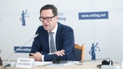 Juristul olandez, Herman von Hebel, a fost numit de parlament în comisia de vetting a procurorilor pe 6 martie 2026. Anterior, acesta a fost președinte al comisiei de pre-vetting.