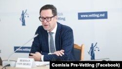 Herman von Hebel, președintele comisiei pre-vetting, la audierile publice ale candidaților non-judecători la funcții în Consiliul Superior al Magistraturii (CSM), martie 2023.