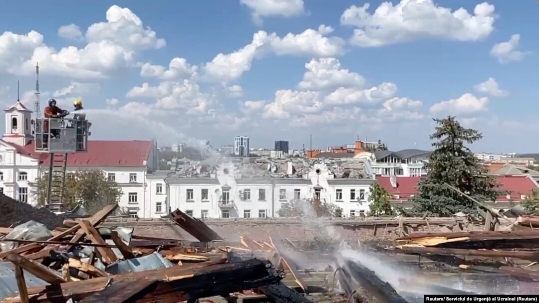 O rachetă rusească a lovit Teatrul Dramatic din Cernihiv, Ucraina, ucigând șapte oameni și rănind 144. Fotografia reprezintă o captură dintr-un clip pus la dispoziția Reuters de salvatorii Serviciului de Urgență al Ucrainei.