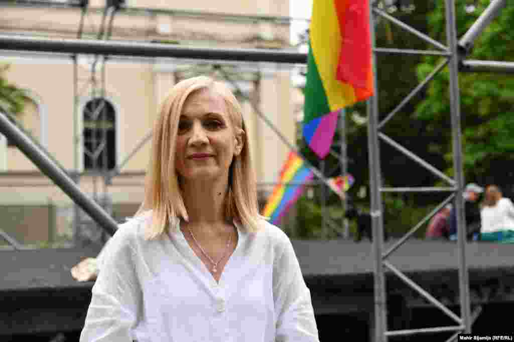 Duška Jurišić, zamjenica ministra za ljudska prava i izbjeglice BiH, došla je na Povorku ponosa, kako kaže, jer misli da je jako važno podržati LGBTIQ+ zajednicu, i to ne samo jedan dan, nego stalno. &quot;I ja sam ponosna što se Povorka ponosa održava u BiH, u Sarajevu. Uvjerena sam da će za sve nas doći vrijeme kad će se ovo organizirati kao nešto uobičajeno, i to ne samo u Sarajevu, nego i u Banjoj Luci i Mostaru. Ja mislim da svim građanima BiH, koji žive u Sarajevu, ili bilo gdje drugo, i koji su dali podršku ovom događaju treba zahvaliti&quot;, poručila je Jurišić u izjavi za RSE.