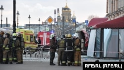 Экстренные службы у кафе в Петербурге, где произошел взрыв