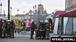 Спасатели около кафе, где был убит "военкор" Владлен Татарский