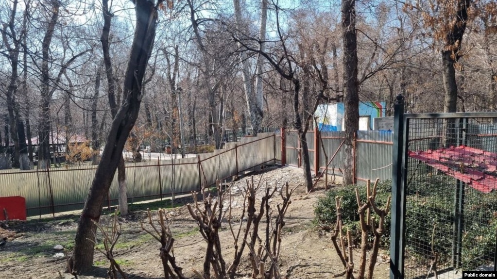 عکسی که رسانه‌ها از محوطه حصاربندی‌شده‌ای در پارک قیطریه منتشر کرده‌اند که قرار است در آن مسجد ساخته شود