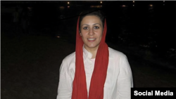 مریم اکبری منفرد در دی‌ماه ۱۳۸۸ در خانه‌اش بازداشت و در دادگاه انقلاب به ۱۵ سال زندان محکوم شد