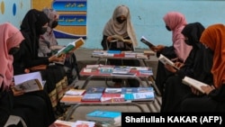 دختران دانش‌آموز بالاتر از صنف ششم در افغانستان پس از بازگشت دوبارۀ طالبان از آموزش باز مانده‌اند.