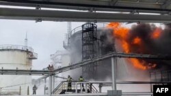 Спасатели тушат пожар на нефтебазе после атаки беспилотника в Клинцах Брянской области. Россия, 18 января 2024 года