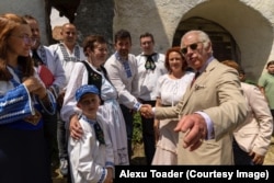 Regele Charles, alături de Alexu Toader și de alți reprezentanți ai comunității din Viscri, la una din vizitele sale aici.
