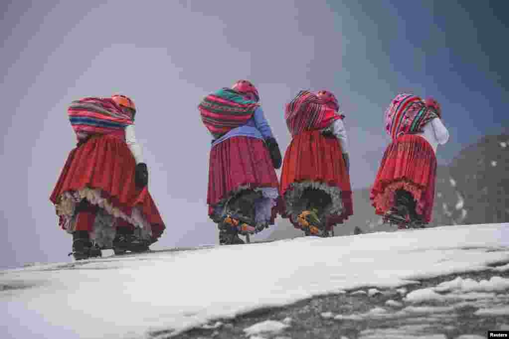 Duke hequr dorë nga pajisjet moderne të alpinizmit, këto gra alpiniste ngjiten duke veshur fundet e tyre të shtresuara dhe xhaketat e tyre - megjithëse i ndërrojnë kapelet e tyre me helmeta ngjitjeje dhe shtojnë krampona në këpucët e tyre.