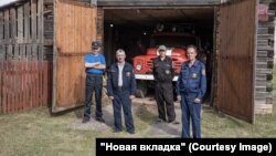 Члены команды ДПК деревни Шунемы в дверях своей "пожарной части". Фото: Юлия Невская