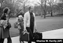جیمی کارتر به‌همراه دخترش، ایمی و همسرش، روزالین، حین بازگشت به کاخ سفید پس از تعطیلات آخر هفته در اواخر مارس ۱۹۷۷