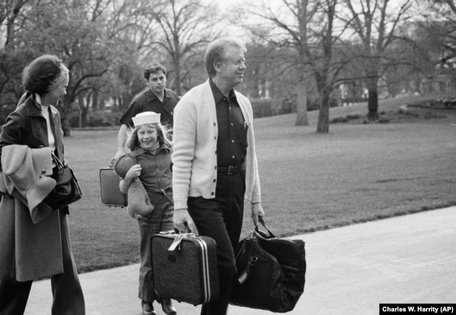 جیمی کارتر بههمراه دخترش، ایمی و همسرش، روزالین، حین بازگشت به کاخ سفید پس از تعطیلات آخر هفته در اواخر مارس ۱۹۷۷