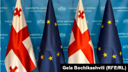 საილუსტრაციო ფოტო: საქართველოსა და ევროკავშირის დროშები პარლამენტის შენობაში