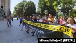 Protest novinara i aktivista zbog kriminalizacije klevete, Banja Luka, Bosna i Hercegovina, 18. juli 2023.
