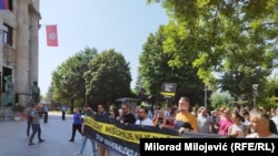 Gazetarë dhe aktivistë protestojnë në Banja Llukë kundër ligjit që e bën shpifjen vepër penale në Republikën Sërpska, më 18 korrik 2023.