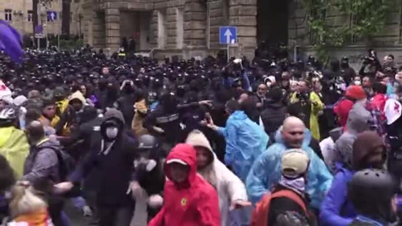 Policia gjeorgjiane shpërndan me forcë protestuesit në Tbilisi
