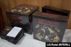 Društvene igre na temu Trianona izložene u restoranu i hotelu Karpatija u Varpaloti