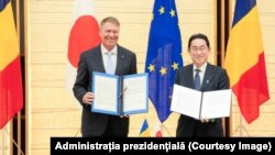 Președintele român, Klaus Iohannis, și premierul japonez Fumio Kishida după semnarea Declarației privind Parteneriatul Strategic bilateral.