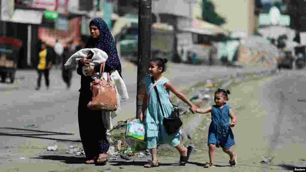 Rafahból menekülő kiskorú palesztinok 2024. május 15-én.&nbsp;Az ENSZ szerint az elmúlt héten csaknem négyszázötvenezer palesztin menekült el Rafahból, miközben az izraeli tankok a jelentések szerint egyre mélyebbre nyomulnak a Gázai övezet déli részén fekvő városba
