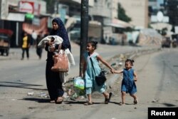 Palestinienii fug din Rafah după ce forțele israeliene au lansat o operațiune terestră și aeriană în partea de est a orașului Gaza de sud. 15 mai 2024