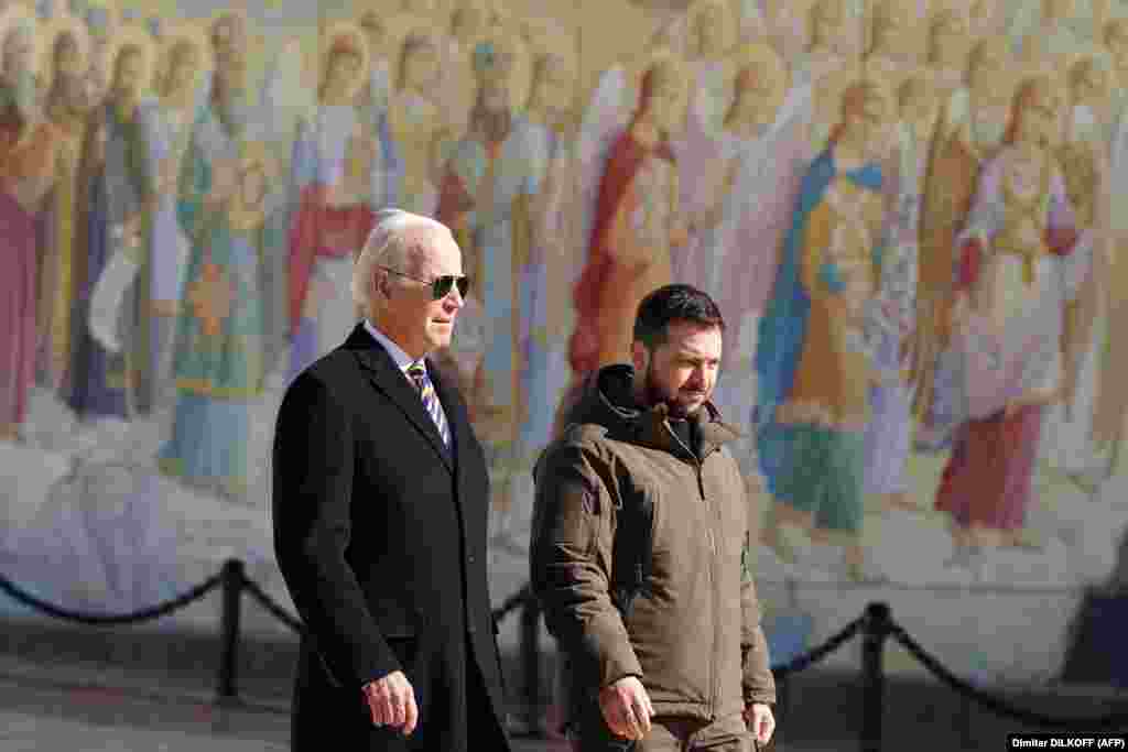 La aproape un an de la invazia ordonată de Vladimir Putin în Ucraina, președintele american, Joe Biden, a făcut o vizită surpriză la Kiev, unde a fost primit și însoțit de liderul ucrainean, Volodimir Zelenski. Înaintea sosirii sale, sirenele de raid aerian au sunat în toată Ucraina.&nbsp;