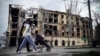Люди на разрушенных улицах оккупированного Мариуполя. Украина, архивное фото