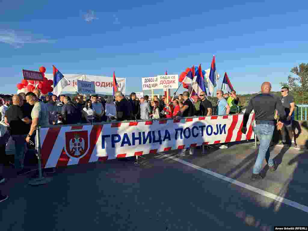 Demonstranti na administrativnoj linji između Republike Srpske i Federacije BiH kod Doboja, na sjeveru BiH sa natpisom &#39;Granica postoji&#39;.