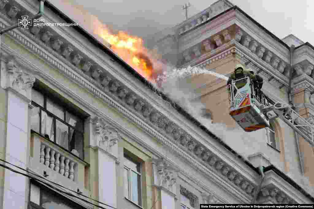 Пожежа у п&#39;ятиповерхівці. Рятувальники працюють над ліквідацією наслідків російського ракетного удару по Дніпру