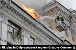 Дніпро. Пожежники гасять пожежу, що вникла внаслідок російського ракетного удару 19 квітня