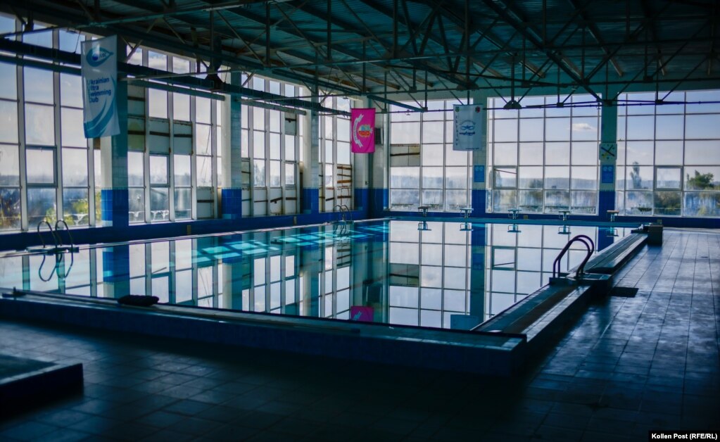 La piscina pubblica Voznesensk a Mykolayiv è in gran parte riparata, ad eccezione di alcune finestre che mancano ancora.