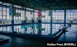 Јавниот базен Вознесенск во Миколајев е претежно поправен, без некои прозорци кои недостасуваат