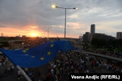 Zastava Evropske unije na blokadi autoputa u Beogradu (17. jun 2023. godine)