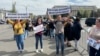 Câteva zeci de asistenți personali însoțiți de persoanele cu dizabilități pe care le au în grijă au protestat marți în fața guvernului pentru excluderea de la mărirea salarială cu 20%. Miercuri, asistenții personali vor protesta în fața Ministerului Muncii. 